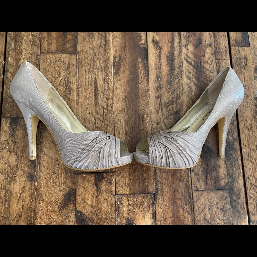 LIKE NEW Sexy Silver Sparkly Glitter Heels